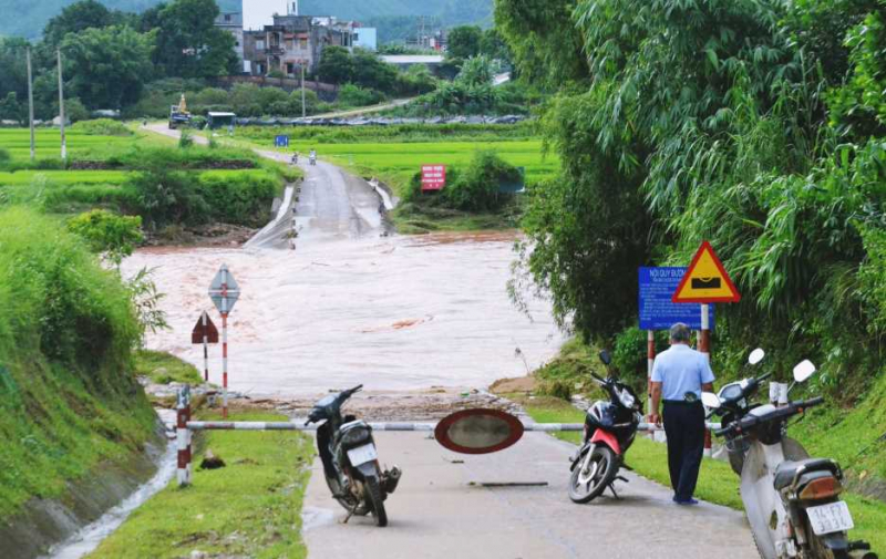Lực lượng chức năng huyện Bình Liêu lập rào chắn cảnh báo người dân qua ngập tràn xã Lục Hồn khi có mưa to để bảo đảm an toàn - ảnh Minh Đức
